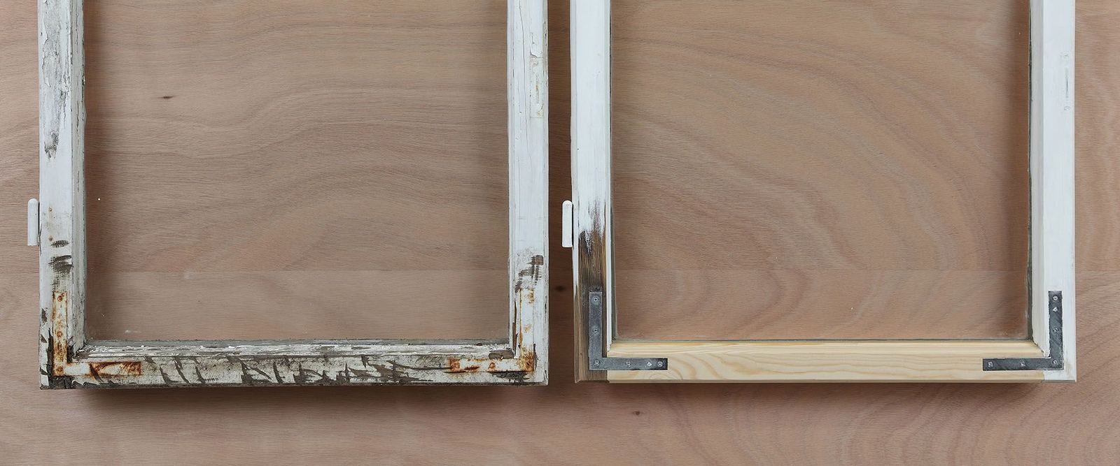 Zwei Fensterflügel nebeneinander auf einer Platte: links der alte mit morschem Rahmen, rechts derselbe Flügel mit neu eingesetztem Holz.